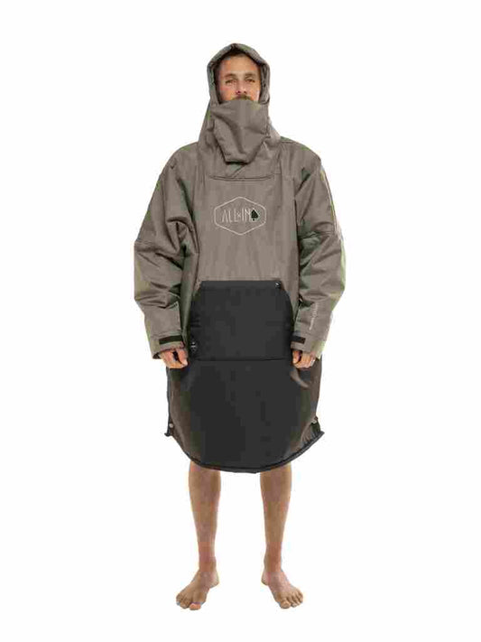 Le Storm Poncho original sans zip en noir et kaki, porté de face avec col montant.