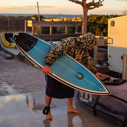 Surfista con un poncho de rizo